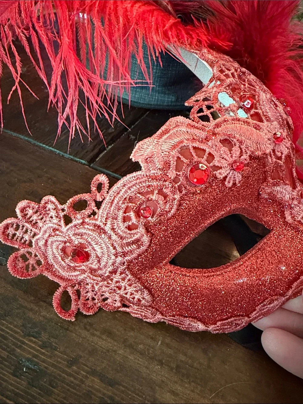 🔴 Red Feathered Lace Masquerade Mask Elegant Party Accessory